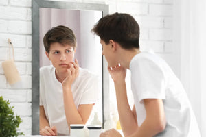 Acne e Pelle Grassa Uomo: la Routine Efficace per Trattarla