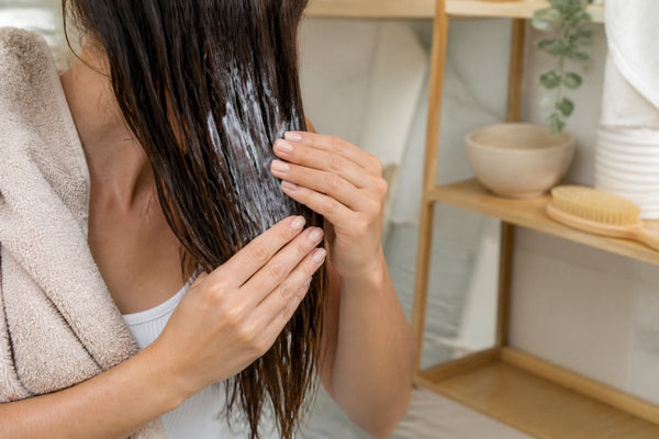 Balsamo, maschera o leave-in: differenze e quando usarli