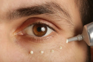 Contorno occhi uomo: come ridurre borse e occhiaie con una routine mirata