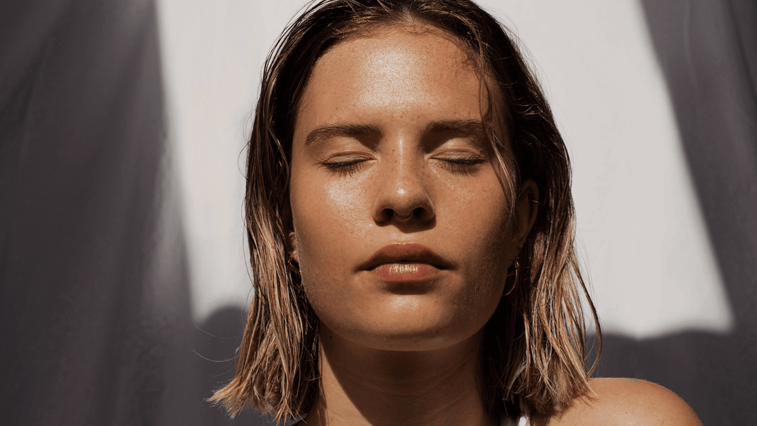 Siero e crema viso affiancati per mostrarne la differenza