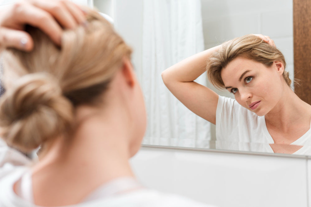 Donna in menopausa con pelle del viso e capelli in cambiamento