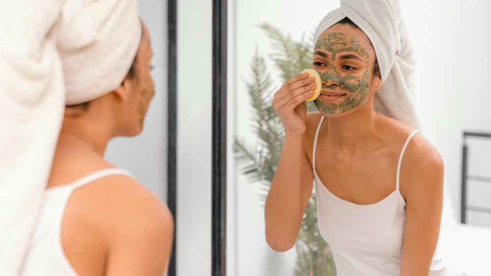 Routine skincare anti-pollution per la pelle esposta all'inquinamento