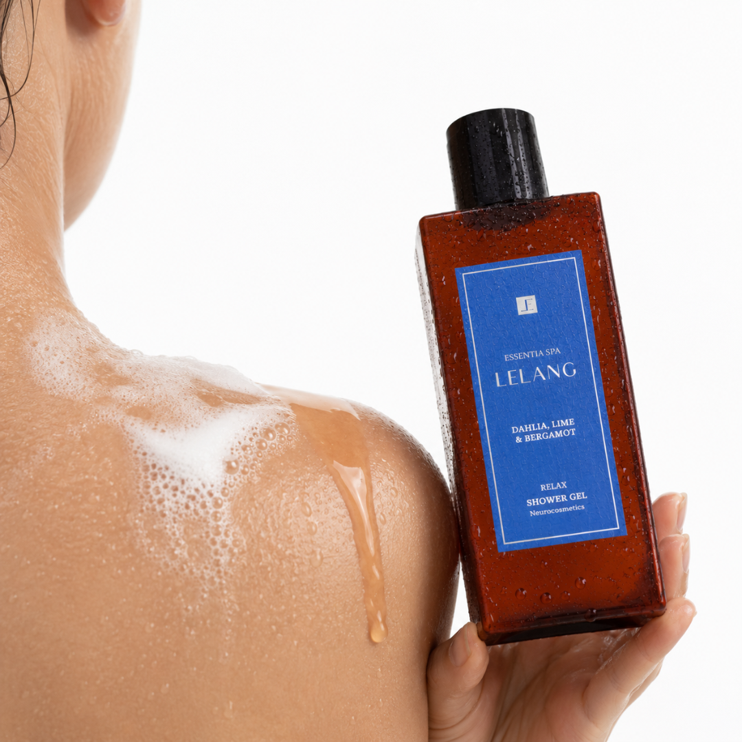 Donna con gel doccia relax Lelang Essentia Spa sulla spalla, pelle idratata e curata sotto la doccia