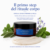 Scrub corpo Lelang Essentia Spa Relax Body Scrub, primo step del rituale corpo che esfolia, leviga e prepara la pelle a ricevere i trattamenti successivi, un gesto sensoriale che unisce efficacia e comfort