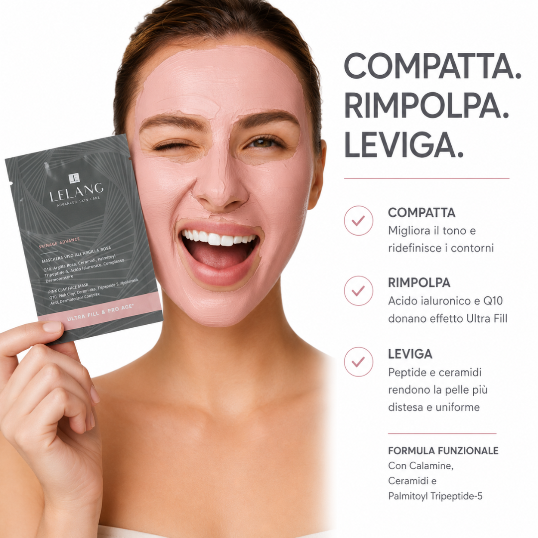Modella con maschera viso all'argilla rosa LeLang Skinage che tiene la bustina – compatta, rimpolpa e leviga la pelle con acido ialuronico, Q10, ceramidi e peptidi