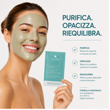 Modella con maschera purificante verde LeLang SkinPure Rebalance che tiene la bustina – purifica, opacizza e riequilibra la pelle con azeloglicina, zinc PCA e argille purificanti